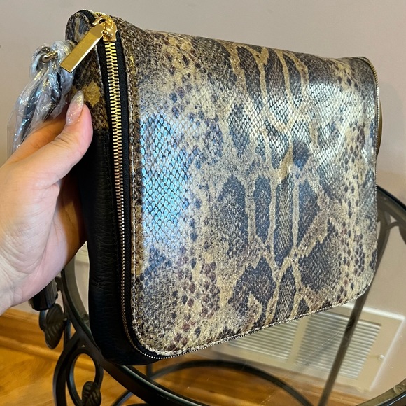 Ultimate RFID Theft-Proof Crossbody Bag - Picture 3 of 14